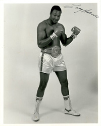 S/W-Foto Larry Holmes (USA), Weltmeister im Schwergewicht 1978 -1985. Original Autograph. 25,5x20,5 cm.<br>-- Schtzpreis: 50,00  --