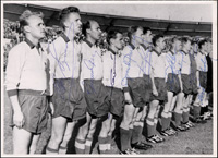 S/W-Pressefoto der WM 1958 Schweden - Deutschland 3:1. Mit 9 Signaturen der Schweden: Simonsson, Gren, Hamrin, Parling, Gustaffson, Axbom, Bergmark, Svensson und Liedholm. 13x18 cm.