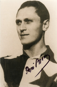 (1913-2001) S/W-Reprofoto mit Originalsignatur des Teilnehmers an der Fuball - Weltmeisterschaft 1934 aus sterreich und Nationalspieler fr Tschechien Josef Pepi Bican. 15x10 cm.<br>-- Schtzpreis: 40,00  --