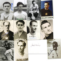 12 Original-Autographen "Vize-Weltmeister 1954 Ungarn" auf 10 Reprofotos von G.Grosics (+), Gulyas, Buzansky (+), Varhidi (+), Szojka (+), Hidegkuti (+), Puskas (+), Czibor (+), K.Sandor (+), Machos (+); auf 1 Farb-Reproto von Geller (+) und einer Karteika