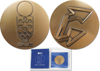 Teilnehmermedaille Olympische Winterspiele 1972 Sapporo. Entwurf von Shigeo Fukuda. Bronze, 6 cm. In original Box und zustzlichem Umkarton.