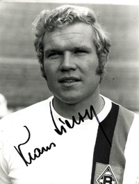 (1942-2011) S/W-Pressefoto: Klaus Sieloff (deutsche Nationalmannschaft 1964 - 1971, 14 Lnderspiele, 5 Tore). 21 x 16 cm.