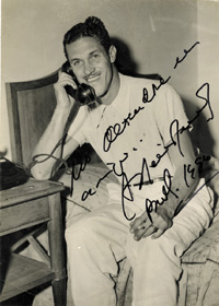 S/W-Pressefoto von Ademir Marques de Menezes (1922-1996), verstorbenem Vize-Weltmeister 1950 mit Brasilien. Mit Original-Autograph. 16 x 22 cm.