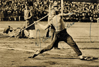 (1909-1985). Original signiertes S/W-Foto (7,5x11cm) von Matti Jrvinen (FIN). Verstorbener Gewinner der Goldmedaille bei den Olympischen Spielen 1932 in Los Angeles im Speerwurf.<br>-- Schtzpreis: 50,00  --
