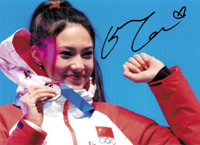 (CHN) Farb-Foto mit Originalsignatur der in den USA geborenen Freestyle-Skierin Eileen Gu; zweifache Goldmedaillen-Gewinnerin bei den Olympischen Spielen 2022 in Peking im Freestyle "Big Air" und "Halfpipe".
17,6x12,6 cm.<br>-- Schtzpreis: 50,00  --