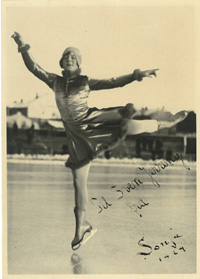 (1912-1969) Originalsignatur mit Widmung auf Werbefoto von 1929 von Sonia Henie von 1929. Norwegische Olympiasigerin im Damen-Eiskunstlauf 1928, 1932 und 1936. 12,5x17,5 cm. Signiert mit "Sonja".<br>-- Schtzpreis: 50,00  --
