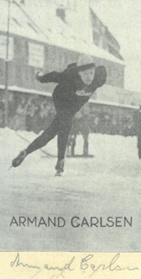 (1905-1969) Blancobeleg (6x1 cm) mit Originalsignatur von Armand Carlsen (NOR) montiert mit S/W-Magazinfoto auf Pappe. Carlsen war Eisschnell-Lufer und Radrennfahrer und gewann die Bronzemedaille bei den Mehrkampf-Weltmeisterschaften im Eisschnell-Lauf 19