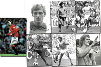 6 S/W- und 1 Farb-Pressefotos (16,5X21,5 bis 21,3x25,3 cm)  mit Original-Signaturen von Stars der hollndischen Nationalmannschaft aus den Jahren 1974 bis 2010: Johnny Rep (geb.1951), Wim Suurbier (1945-2020), Johan Neeskens (geb.1951), Ruud Gullit (geb.19
