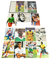 ca. 100 Farb- und S/W-Reprofotos mit original Signaturen von Fuballstars die an den Fuball - Weltmeisterschaften und Europameisterschaften von 1990 - 2006 teilnahmen. Meistens 30x20 cm.<br>-- Schtzpreis: 200,00  --