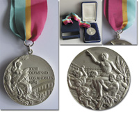 Silbermedaille "XXIII Olympiad Los Angeles 1984" fr den zweiten Platz bei den Olympischen Spielen. Silber (137 Gramm) mit Seidenband. 6,35cm. In Originaletui.