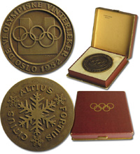 Offizielle Teilnehmermedaille Olympische Winterspiele Oslo 1952. 5,6 cm, Kupfer. Erhielten die Athleten und Offiziellen fr ihre Teilnahme an den Olympischen Winterspielen 1952. In original Etui.