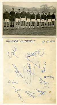 Blankobeleg mit den Originalsignaturen der Mannschaft von Honved Budapest. Signiert anlsslich des Spiels am 18.11.1956 gegen den 1. FC Saabrcken im Ludwigspark. Dazumontiert ist ein s/w-Mannschaftsfoto (13,8x8,9 cm). Unterschrieben haben u.a. Czibor, Pus