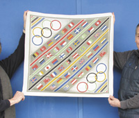 Farbig bedrucktes Seidentuch mit den Olympischen Ringen und den Flaggen der teilnehmenden Lnder an den Olympischen Spielen 1936 in Berlin, 75 x 75 cm.