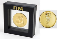 FIFA World Cup South Africa 2010 Offizielle Teilnehmermedaille fr Betreuer, Funktionre und Spieler, die an der Fuball-Weltmeisterschaft 2010 teilnahmen. Bronze, vergoldet 5,0cm. Im original Etui.