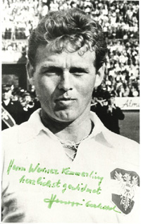 (1929-1980) SW-Foto vom verstorbenen WM-Teilnehmer 1954 und Nationalspieler (93 A-LS) fr sterreich Gerhard Hanappi. 16x10,5 cm.<br>-- Schtzpreis: 40,00  --