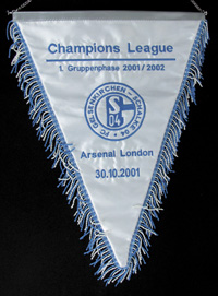 Blau bestickter Spielwimpel "Champions League. 1.Gruppenphase 2001/2002. Arsenal London - FC Schalke 04. 30.10.2001". Seidenwimpel mit blau-weien Seidenfransen, Metallstange und Metallkette. 45x32 cm.