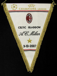 Groer, farbig Originalspielwimpel des AC Mailand vom Champions League Spiel  AC Milan v Celtic Glasgow 3-10-2007 Schriftzug und Logo gestickt. Mit Goldbrokatfransen. Seide 46x33 cm.