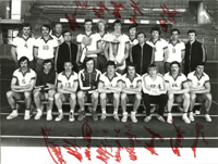 S/W-Pressemannschaftsfoto mit 15 original Signaturen ders Handball Weltmeister 1982 UdSSR, dabei zahlreich Spieler des Silbermedaillengewinners der Olympischen Spiele 1980 im Handball UdSSR: Wladimir Below (1958-2016), Anatoli Fedjukin (Gold 1976), Juri Ki