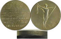 Original Siegermedaille fr den 1.Platz (Gold) bei den I. Olympischen Winterspielen Chamonix 1924. Von R. Bnard. Silber, vergoldet (gepunzt "2Argent"; Gewicht 76 Gramm), 5,5 cm.