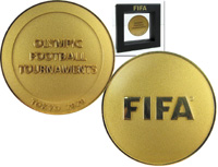 Offizielle Teilnehmermedaille der FIFA fr das Olympische Fuballturnier 2021 in Tokyo mit der Aufschrift "FIFA Olympic Football Tournaments Tokyo 2020". Bronze, vergoldet, 5,2 cm. Im Originaletui.<br>-- Schtzpreis: 750,00  --