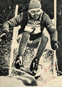 (1937-1973) S/W-Magazinfoto mit original Signatur von Francois Bonlieu (FRA). Goldmedaille im Ski Alpine bei den Olympischen Winterspielen 1964 im Riesenslalom, 20,5x15 cm.<br>-- Schtzpreis: 125,00  --