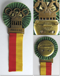 Teilnehmerabzeichen Presse. Bronze, mit zwei Stoffrosetten (grn 5cm + hellgrn 2 cm). Mit original Seidenband. Hersteller: Chr.Lauer, Nrnberg, Berlin" 12,5x5 cm.