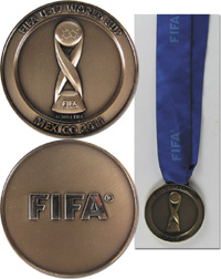 FIFA U-17 World Cup Mexico 2011. Fr den 3.Platz von Deutschland. Bronze, vergoldet, 5 cm mit original Seidenband.