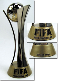 FIFA Vereins Weltpokal 2011. Offizielle Mini Replica. Teilweise vergoldeter Pokal aus Edelstahl mit der Aufschrift "FIFA Club World Cup Japan 2011". Hhe 16,5 cm (413 Gramm). Limitierte Auflage von 50 Exemplaren.