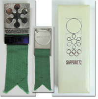 Offizielles Teilnehmerabzeichen Sapporo 1972 Official. Bronze, versilbert. Schriftleiste violett emaliert. Mit grnem Seidenband, 14x3,8 cm. Mit original Box.
