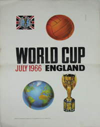 1966 World Cup England Originales vierfarbiges offizielles Werbeplakat zur Weltmeisterschaft 1966 in England. Karton, 55,5x40,4 cm.