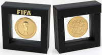 FIFA World Cup Quatar 2022. Offizielle Teilnehmermedaille fr Fuball-Weltmeisterschaft 2022. Bronze, vergoldet 5,0cm. Im original Etui mit der Aufschrift "FIFA".<br>-- Schtzpreis: 600,00  --