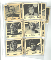 20 verschiedene Bierdeckel "Borussia Dortmund" von Stifts Bier ca. 1975 mit den Portrts der Spieler, je 9x9 cm.
