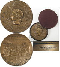 Teilnehmermedaille Olympische Winterspiele Grenoble 1968 "Xes Jeux Olympiques d'Hiver". Bronze, 6,8 cm. Mit original Pappbox!.