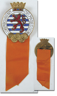 Teilnehmer-Abzeichen "CIO 71e Session Luxembourg 1971", Bronze, vergoldet, farbig emailliert, 10x3,5 cm mit orangenem Seidenband.<br>-- Schtzpreis: 300,00  --