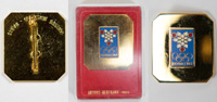 Teilnehmerabzeichen Olympische Winterspiele Grenoble 1968. Ohne Beschriftung fr des Gste des IOC. Bronze, vergoldet, farbig emailliert. 4,3x3,6 cm. In original Box.<br>-- Schtzpreis: 240,00  --