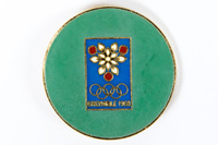 Teilnehmerabzeichen Olympische Winterspiele Grenoble 1968 fr Funktionre. Bronze, vergoldet, grn emailliert. 4,2 cm.<br>-- Schtzpreis: 100,00  --