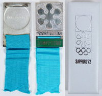 Offizielles Teilnehmerabzeichen Sapporo 1972 Competitor fr Eiskunstlaufen. Bronze, versilbert. Schriftleiste grn emailliert. Mit blauem Seidenband, 14x3,8cm. In original Box.<br>-- Schtzpreis: 240,00  --
