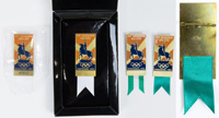 4x offizielle Teilnehmerabzeichen der "99e Session du CIO Barcelona 1992". Bronze versilbert, farbig emailliert, verschiedene Seidenbnder. Ein Abzeichen mit eingraviertem Namen des Trgers "M.W.Troeger". Je 9x3 cm. Eine original Box (Karton, 16x10x2 cm).<