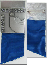 Teilnehmerabzeichen "77. IOC Session Innsbruck" von 1976 mit blauem Seidenband, Edelstahl, 5x3,6 cm.