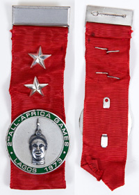Offizielles Teilnehmerabzeichen von die 2.Afrikaspiele mit der Aufschrift "2nd All - Africa Games Lagos 1973". Versilbert, teilweise grn emailliert mit zwei aufgesetzten versilberten Sternen, 13x4 cm.
