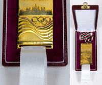 Offizielles Teilnehmerabzeichen der "104th IOC Session Budapest 1995". Bronze vergoldet, farbig emailliert, weies Seidenband. Mit eingraviertem Namen des Trgers "W.Troeger", dreifarbiger Originalkordel, in original Box (12,5x6,5 cm) mit Kunstlederbezug u