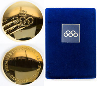 Offizielle Ehrenmedaille des IOC "Medaille du Centenaire Centenary Medal 1894-1994" anllich des 100jhrigen Bestehen des Internationalen Olympischen Comittees, Edelstahl, vergoldet, 7 cm, in original Etui (18x13x3 cm).