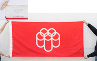 Original Flagge der Olympischen Spielen Montreal 1976. Hersteller: "Textile Artcraft InC." und original Stempel den Organisationscomittees der Olympischen Spiele von Montreal "C.O.J.O". 200x100 cm.<br>-- Schtzpreis: 125,00  --