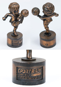 "SportBilly Mascota de la FIFA" Offizielle FIFA Fair Play Trophy von 1978 bis 1990.Bronzefigur, 11,5 cm. Diese Fair-Play trophy wurde vermutlich bei der Fuball - Weltmeisterschaft 1982 an Brasilien vergeben. (der Einlieferer hat diese Figur von einem bras