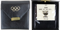Offizielles Siegerabzeichen des IOC fr die Olympischen Spiele Helsinki 1952 mit der Nummer "9612" fr eine Silbermedaille eines deutschen Athleten. Bronze, versilbert mit Rckseitig eingravierter Nummer "9612". Hersteller: Bertoni, Mailand. 2x1 cm In Orig