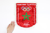 Offizieller Mannschaftswimpel von Marokko fr die Olympischen Winterspiele Grenoble 1968. Farbig bedruckt, mit weien Seidenfransen, 35x28 cm Wimpel von der ersten Teilnahme von Marokko an Olympischen Winterspielen!.