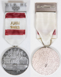 Original Badge "CIO FI" (IOC - Internationale Sportverband) mit Seidenband und vergoldeten Aufdruck "Juin 1983" und einer angehngten Medaille "Lausanne", Bronze, versilbert, Hersteller "Hugeunin", 10,5x4 cm.