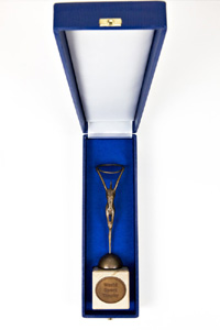 Entwurf fr den Preis "Women World Sport trophy" des Internationalen Olympischen Komittees (IOC) der seit 2000 jhrlich verliehen wird. Der Entwurf wurde ca, 1998/1999 beim IOC eingereicht, kam aber nicht zur Ausfhrung, da ein anderes Model eines anderen