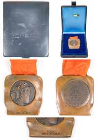 Bronzemedaille von den Olympischen Winterspielen Sarajevo 1984 fr den 3.Platz im Rennrodeln Herren Zweier fr einen Athleten der DDR. Mit Gravur "Luge Men-Double". Bronze (175 Gramm) mit original Seidenband. In original Lederbox (17,3x14x3 cm).