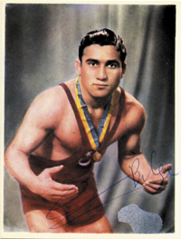 (1924-2008) Farbautogrammkarte mit original Signatur von Gazanfer Bilge (TUR). Goldmedaille bei den Olympischen Spielen 1948 im Ringen im Federgewicht, 11x9 cm.